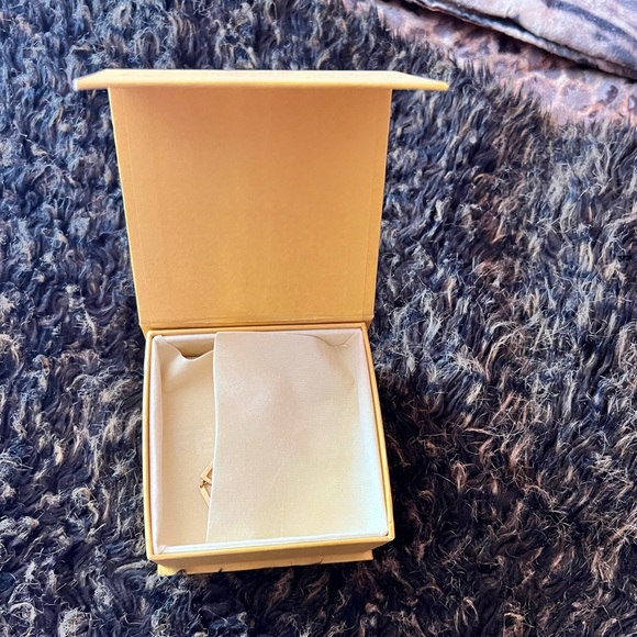 Fendi
Signature Drop Earrings - Picture 7 of 10